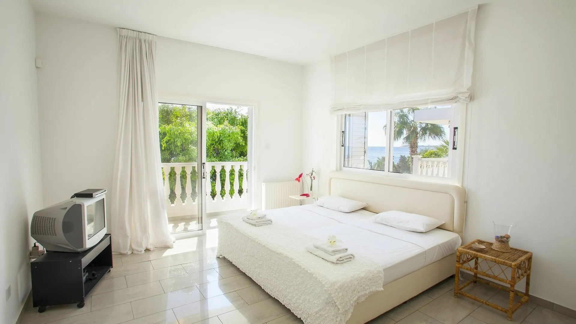Sunset Beachfront Villa Meneou Larnaca 0*,  Cipru