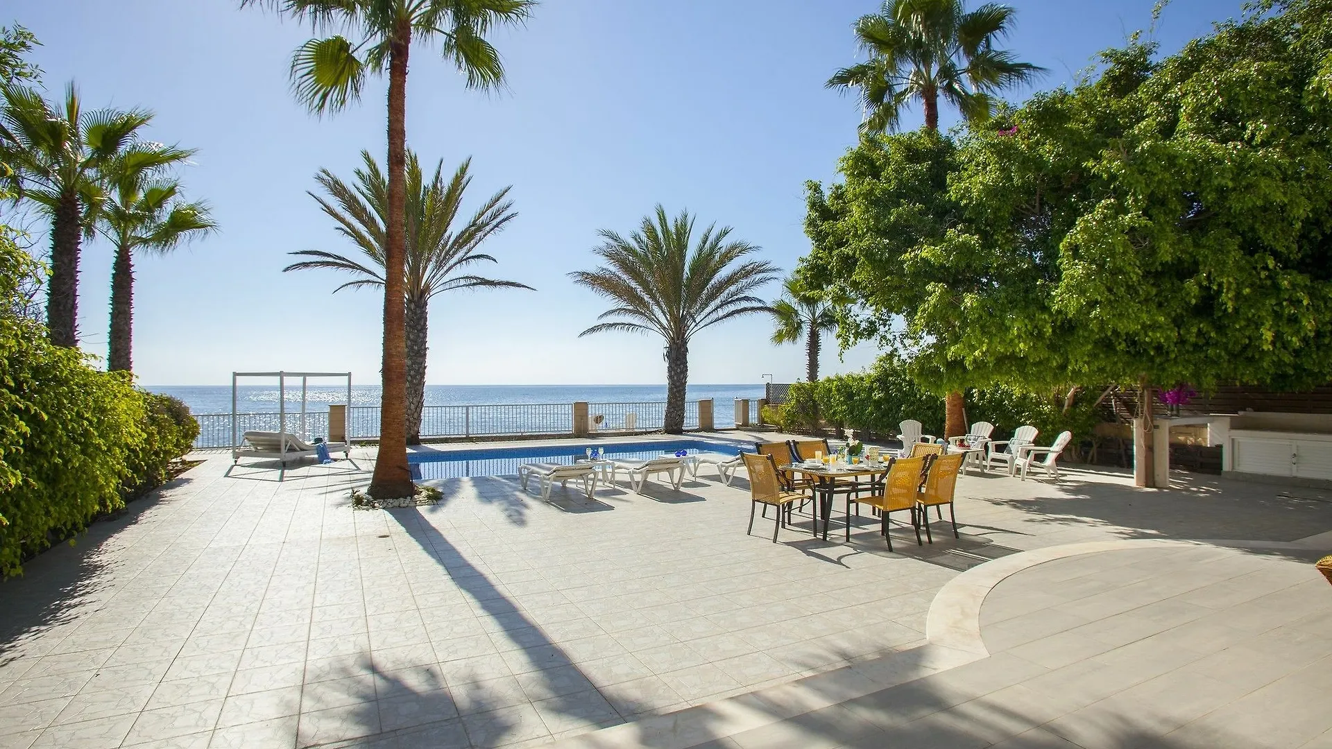 Sunset Beachfront Villa Meneou Larnaca