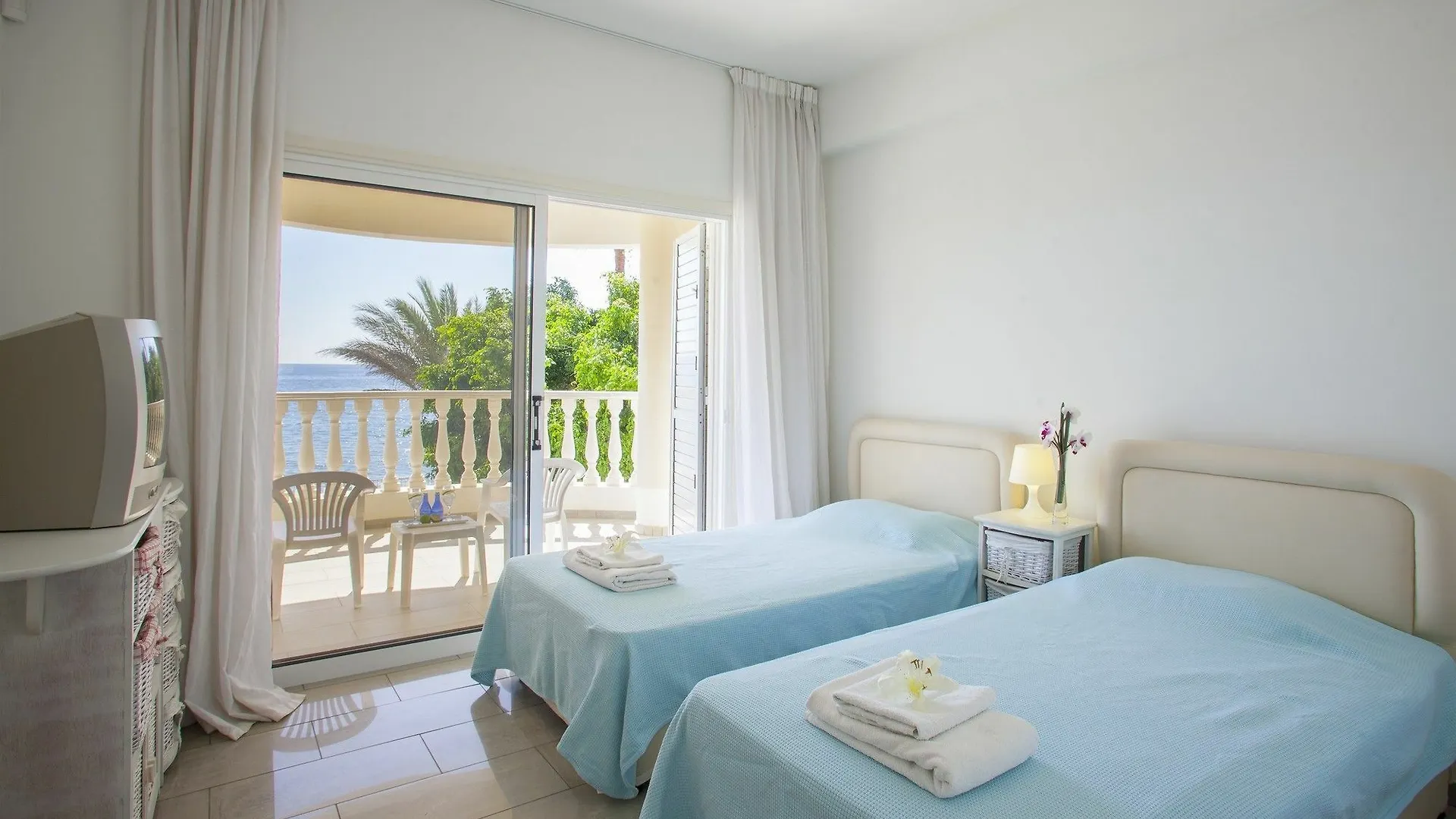 Sunset Beachfront Villa Meneou Larnaca 0*,