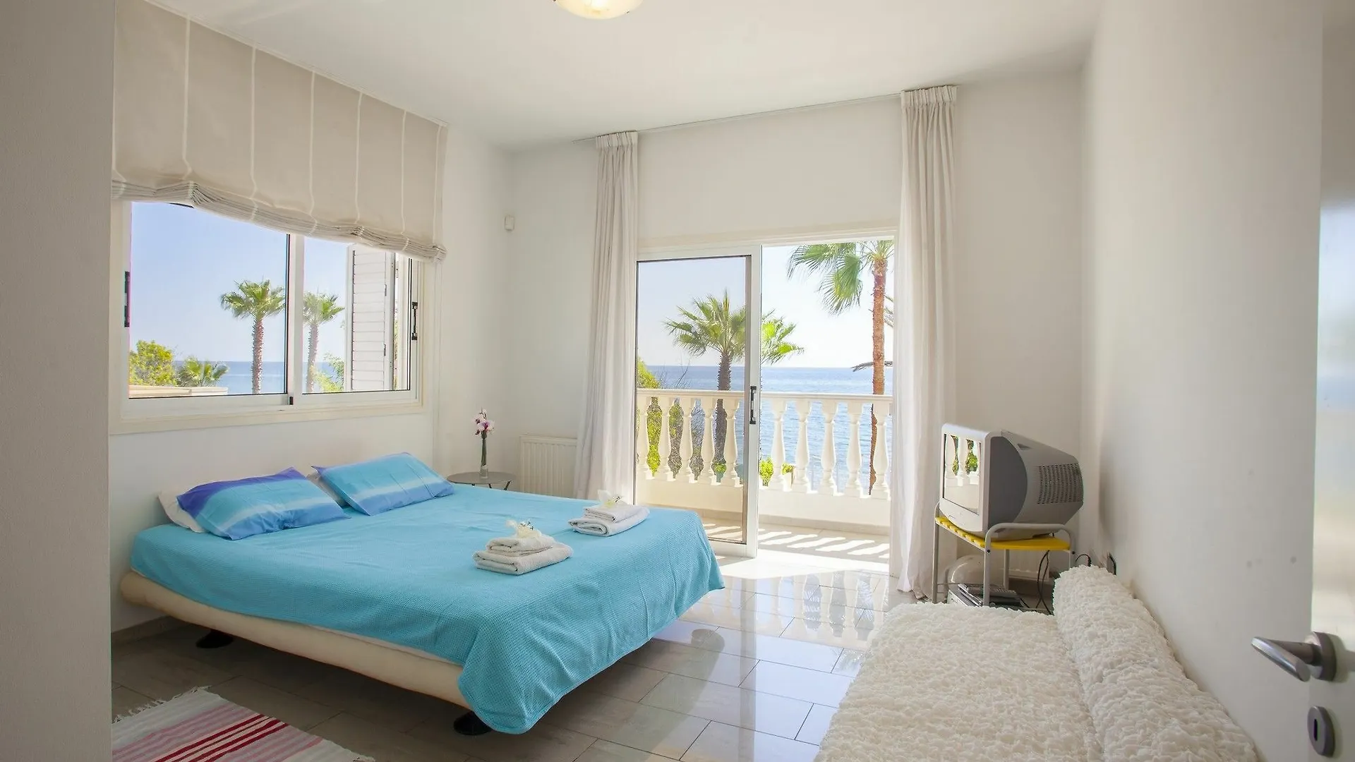 Sunset Beachfront Villa Meneou Larnaca